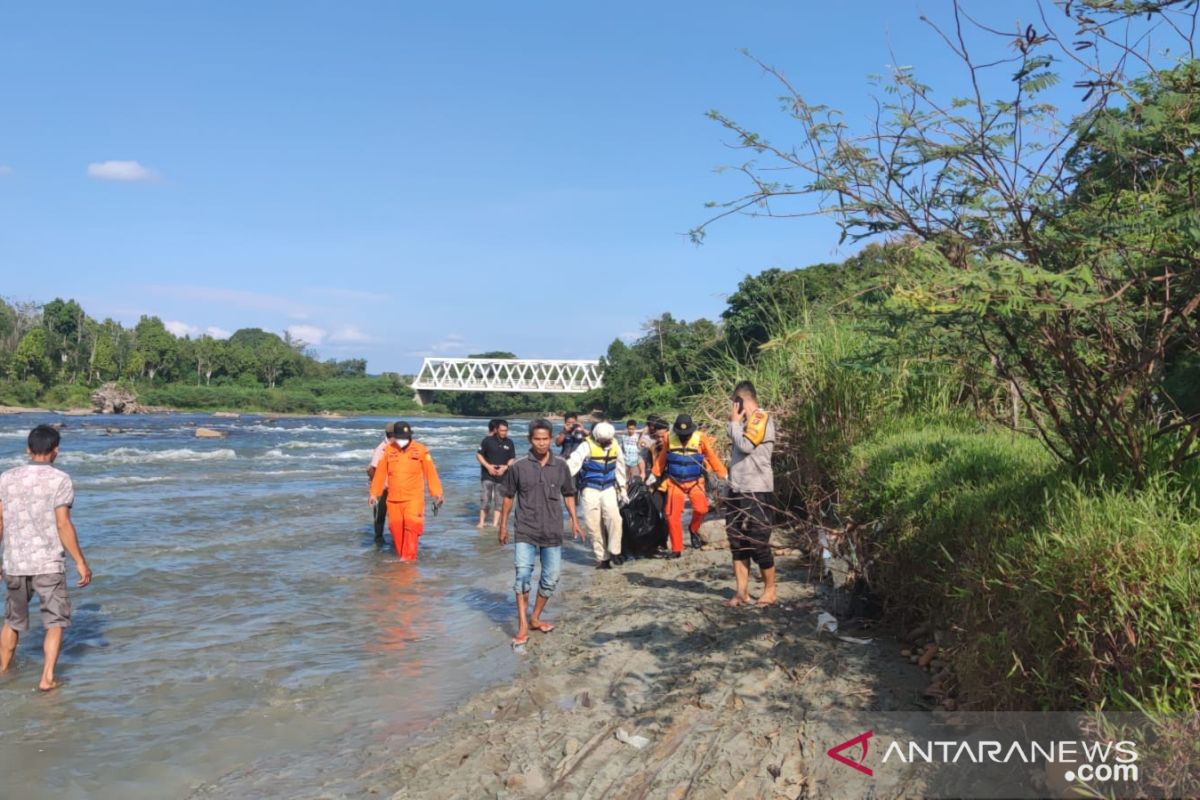 Petugas evakuasi jasad seorang  warga yang tenggelam di Sungai Ogan