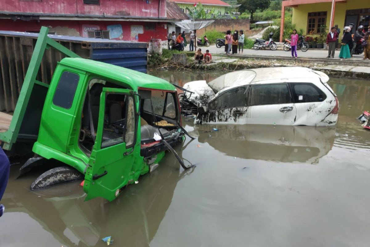 Kecelakaan beruntun di Jalan Lintas Bukittinggi-Padang sejumlah kendaraan masuk sawah dan kolam