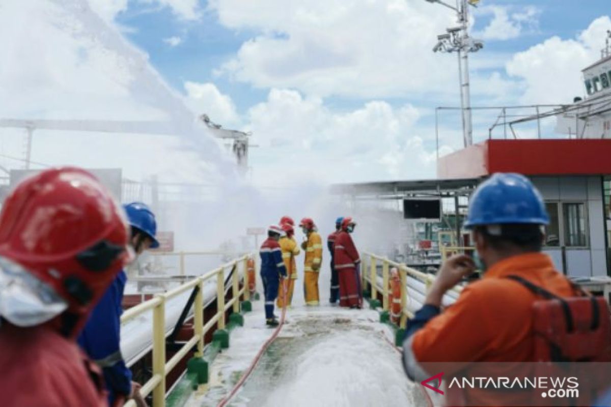 Pertamina gelar operasi darurat di Dermaga Fuel Terminal Pangkalbalam