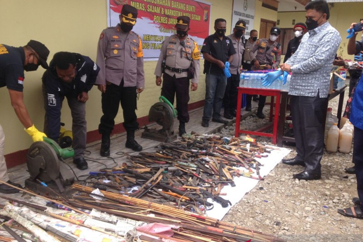 Polisi Jayawijaya musnakan 849 senjata tajam hasil sitaan