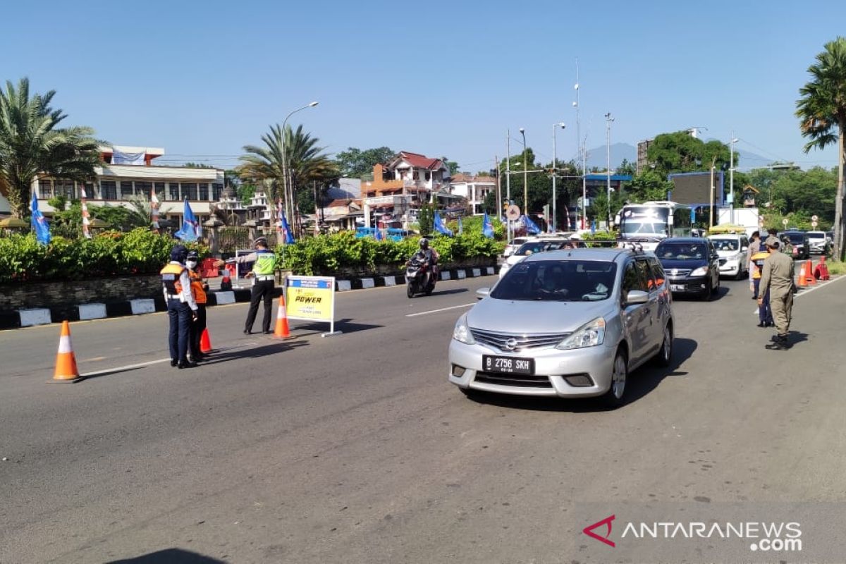 Polisi putar balik 2.745 kendaraan berpelat ganjil tujuan Puncak Bogor