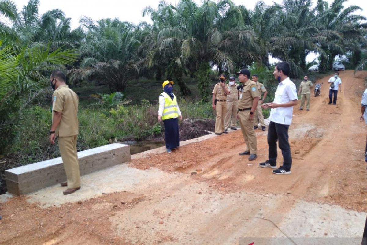 Pemkab Bangka tingkatkan jalan tanah puru sepanjang 11 kilometer