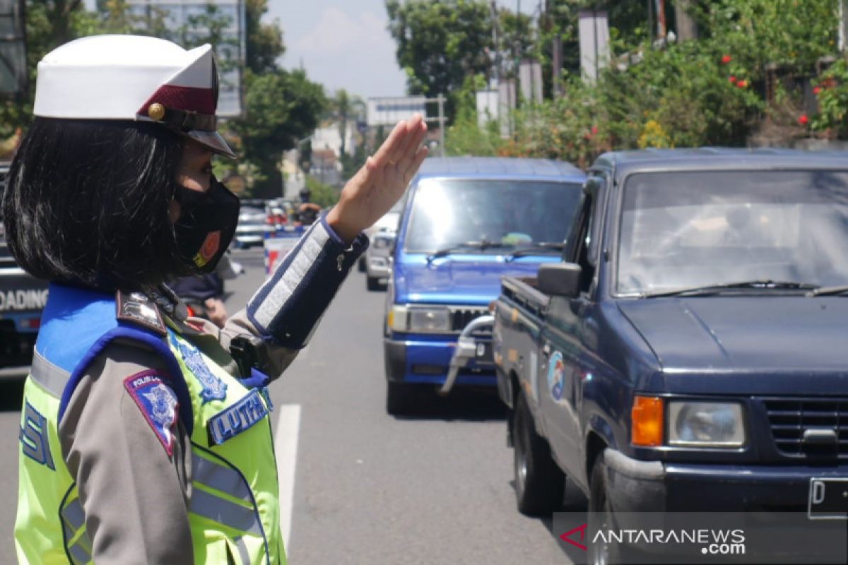 Polisi putar balik sebanyak 158 kendaraan saat ganjil genap di Lembang Bandung