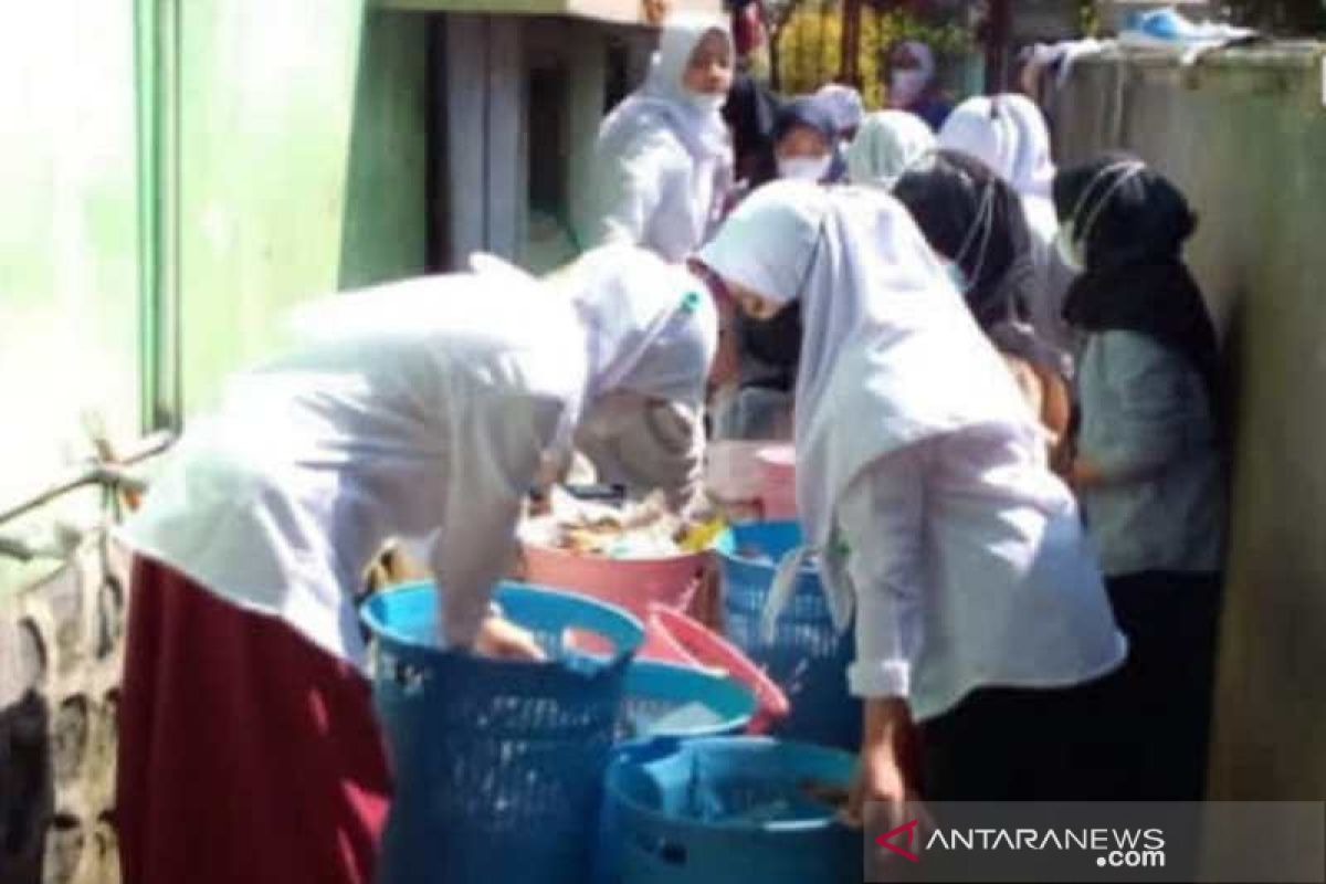 Siswa-santri lakukan gerakan pilah sampah jelang Hari Bersih-bersih Sedunia