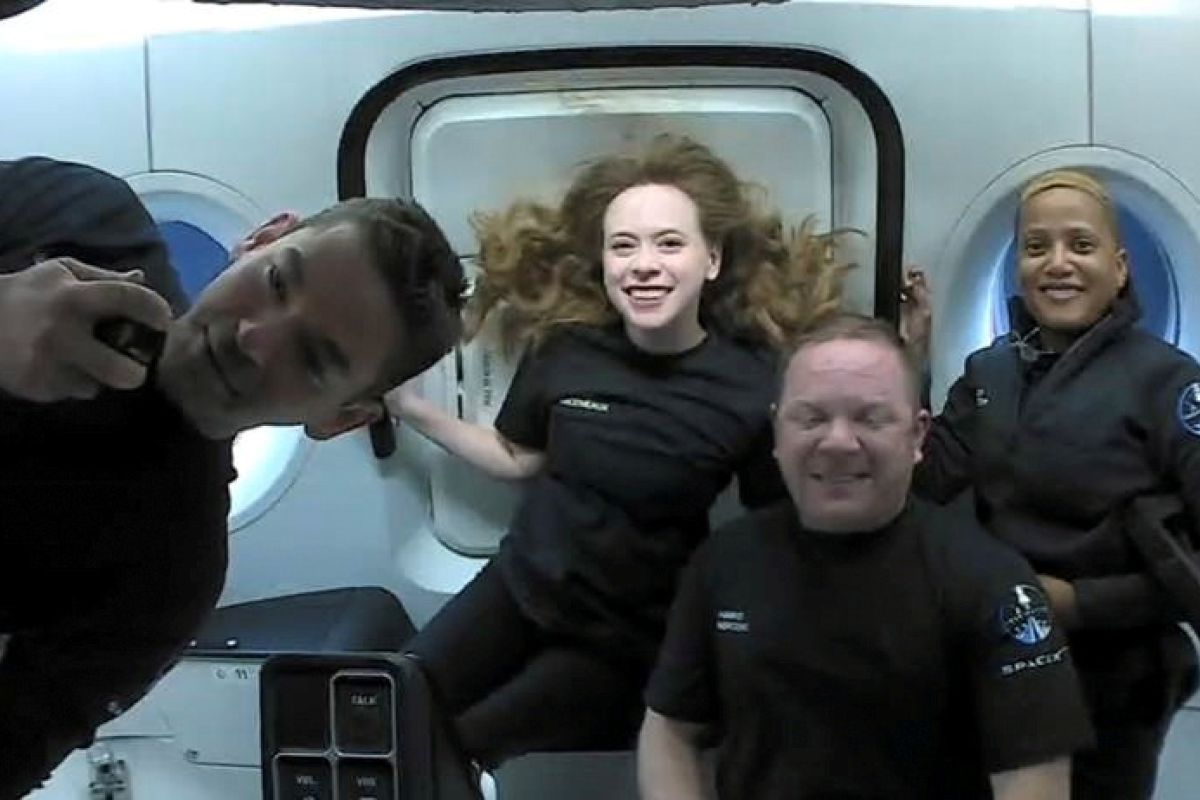 SpaceX daratkan kapsul berpenumpang sipil di Florida usai ke luar angkasa