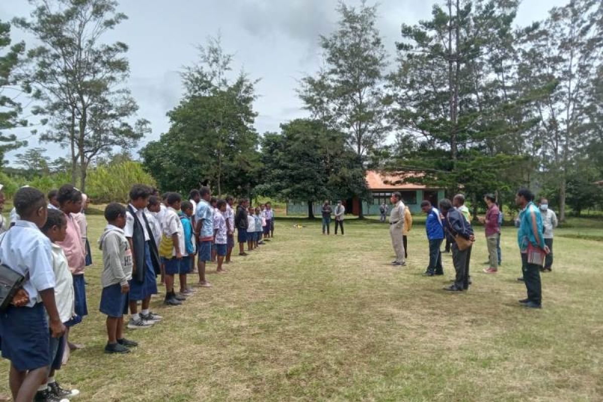 Bupati Jayawijaya temukan kepala sekolah tidak berada di tempat saat tugas