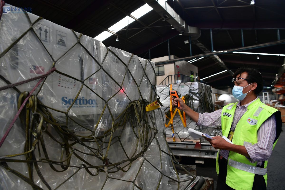 3rd batch of US-donated 1.1-million Pfizer doses arrive in Indonesia