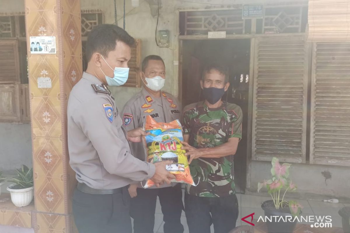 Polres Bangka Barat bagikan paket bantuan sembako sambil ajak vaksin