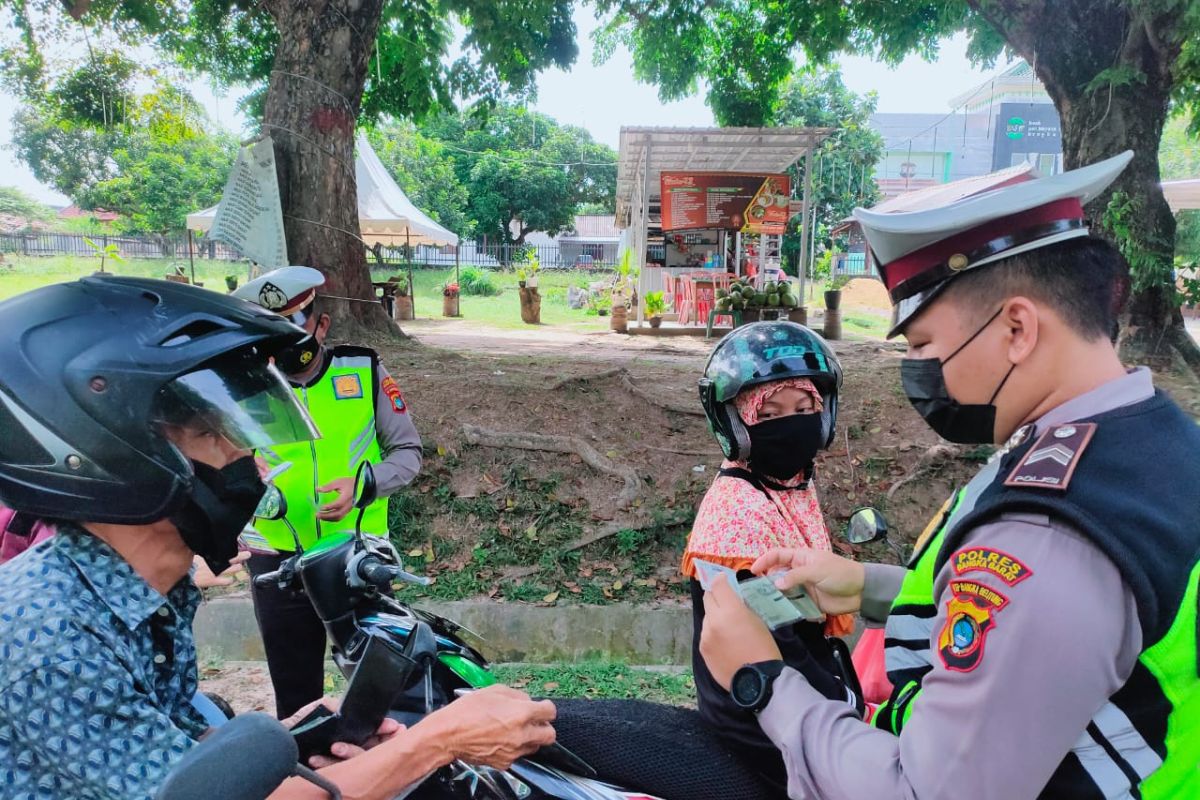 Satlantas Bangka Barat gelar razia sambil ajak warga vaksin COVID-19