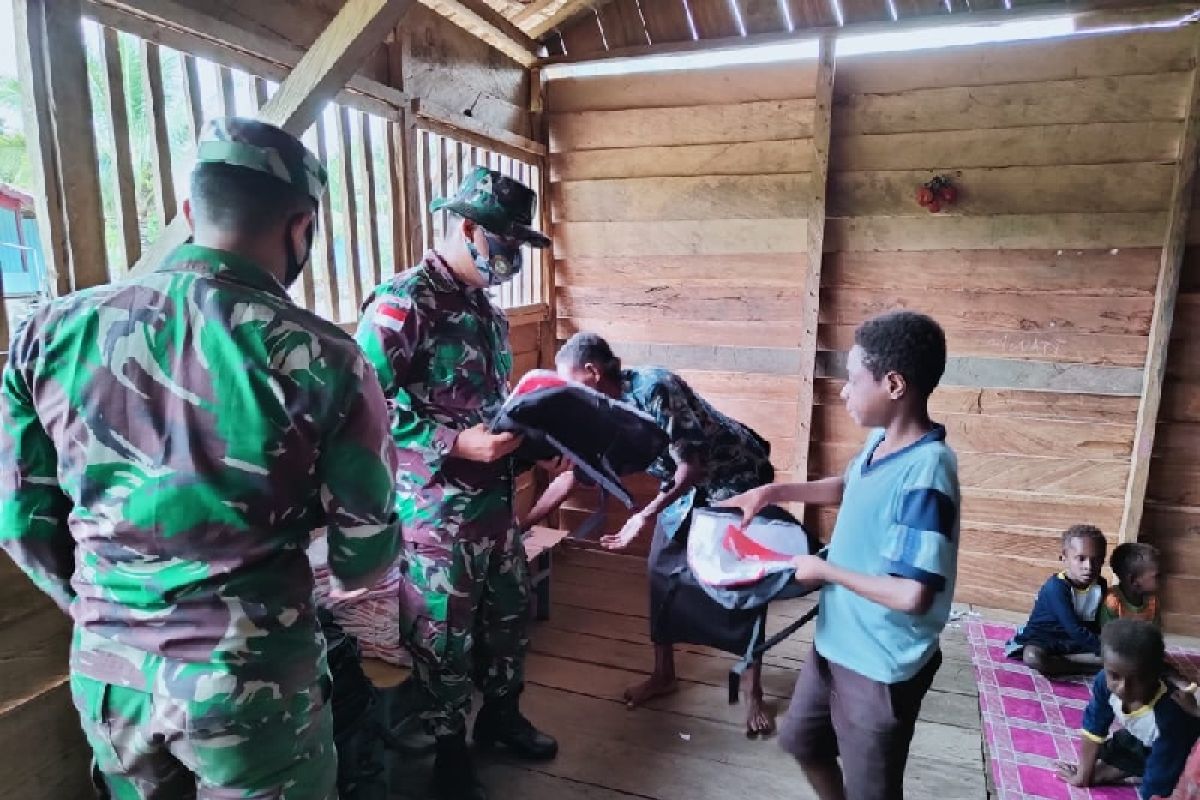 Satgas TNI Yonif 611 salurkan bantuan perlengkapan sekolah di perbatasan