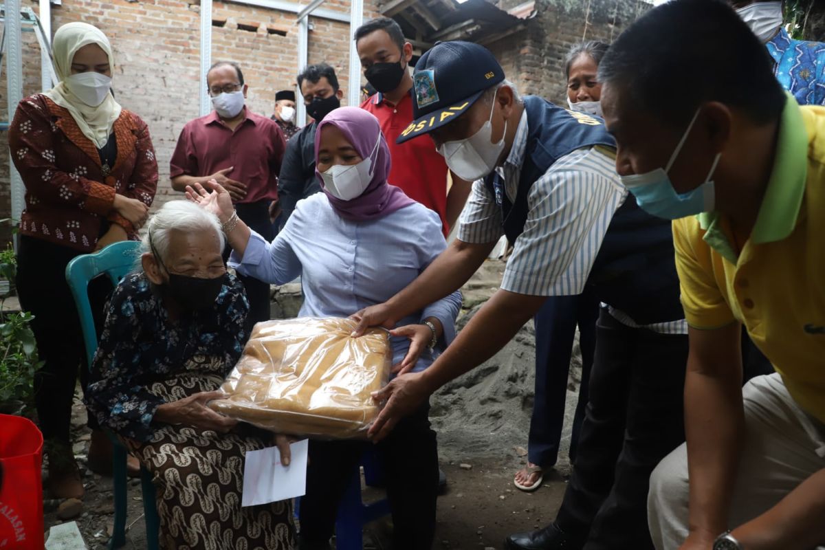 Bupati Sleman kunjungi nenek yang tinggal di rumah tak layak huni