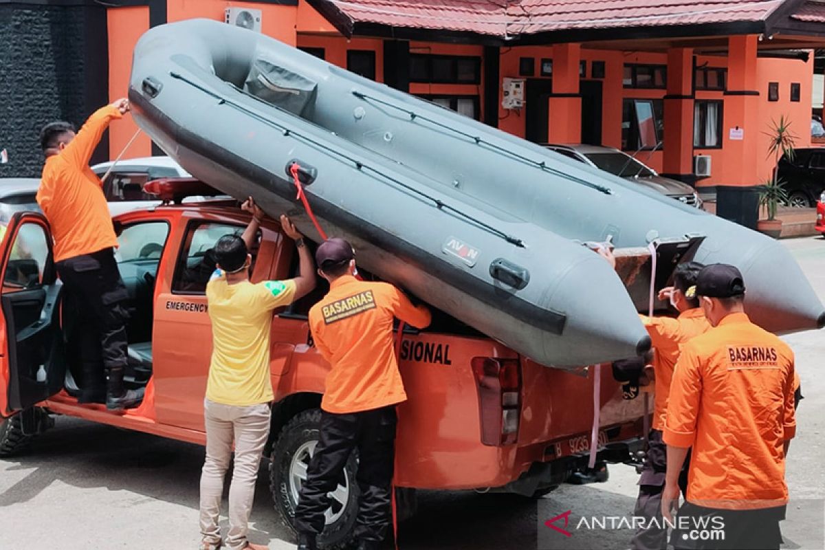 Mobil tenggelam di Sungai Konaweha-Sultra, tiga orang masih dicari