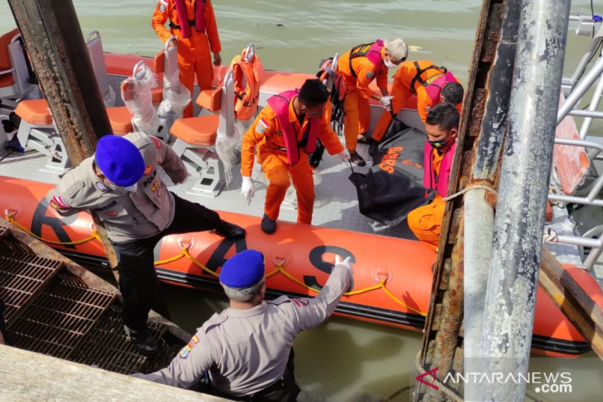 Seorang korban amukan penumpang kapal barang ditemukan meninggal mengambang di laut