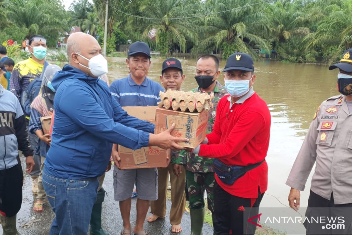 Polisi beri bantuan sembako kepada korban banjir di Mukomuko