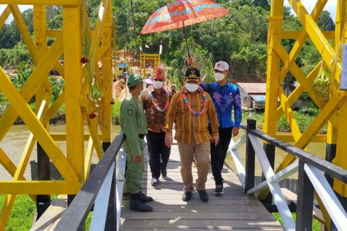 Desa di pelosok Kotim bangun jembatan cantik hasil desain lokal