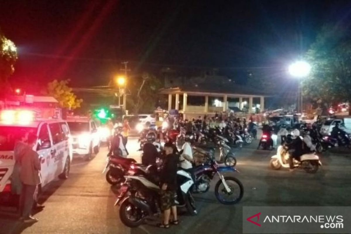 Tim Yustisi Belitung bubarkan kerumunan pengunjung halaman gedung nasional