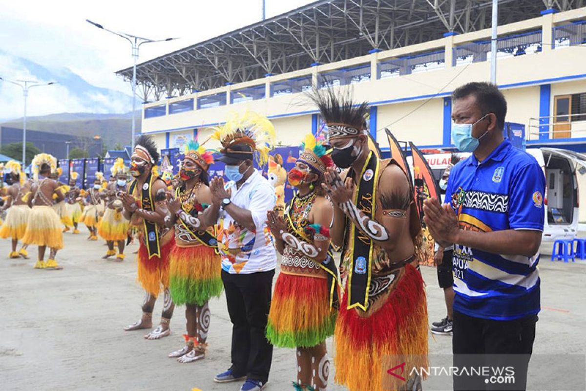 Kontingen resmi pertama PON Papua mendapat sambutan spesial