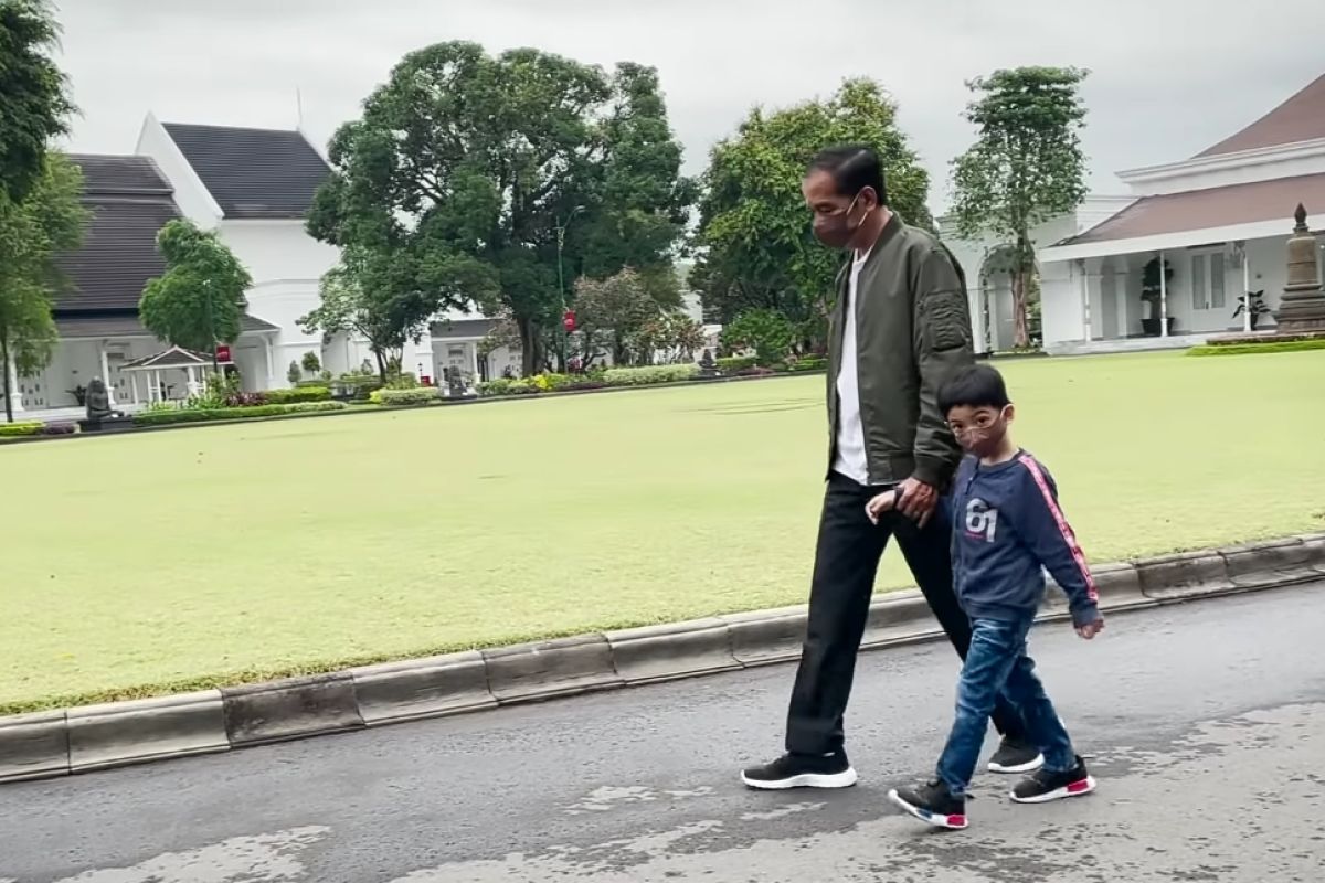 Presiden Jokowi bagikan video momen jalan dan bersepeda bersama Jan Ethes