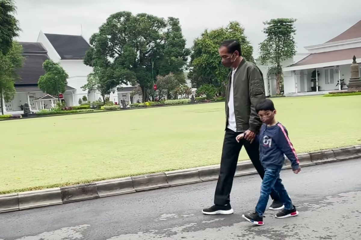 Presiden bagikan video momen  jalan dan bersepeda bersama Jan Ethes