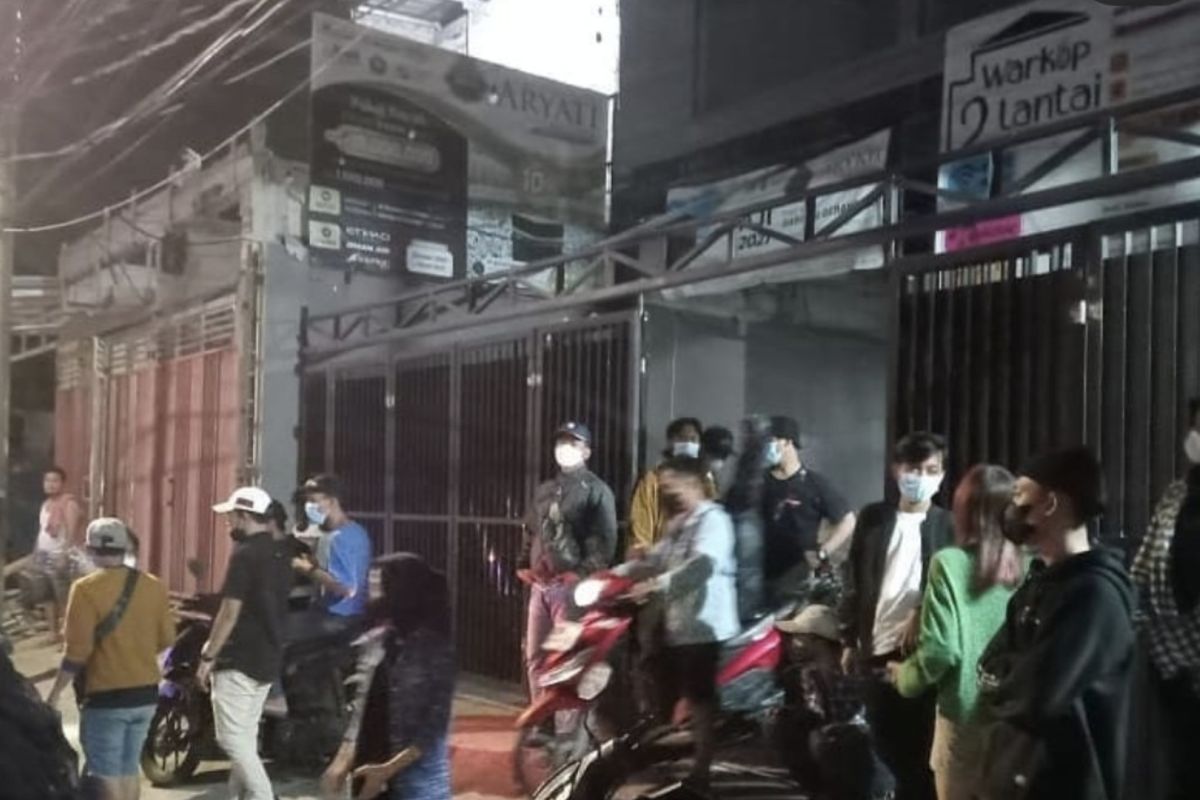 Pengunjung warkop di Koja bubar saat tamu patroli 'malam minggu'