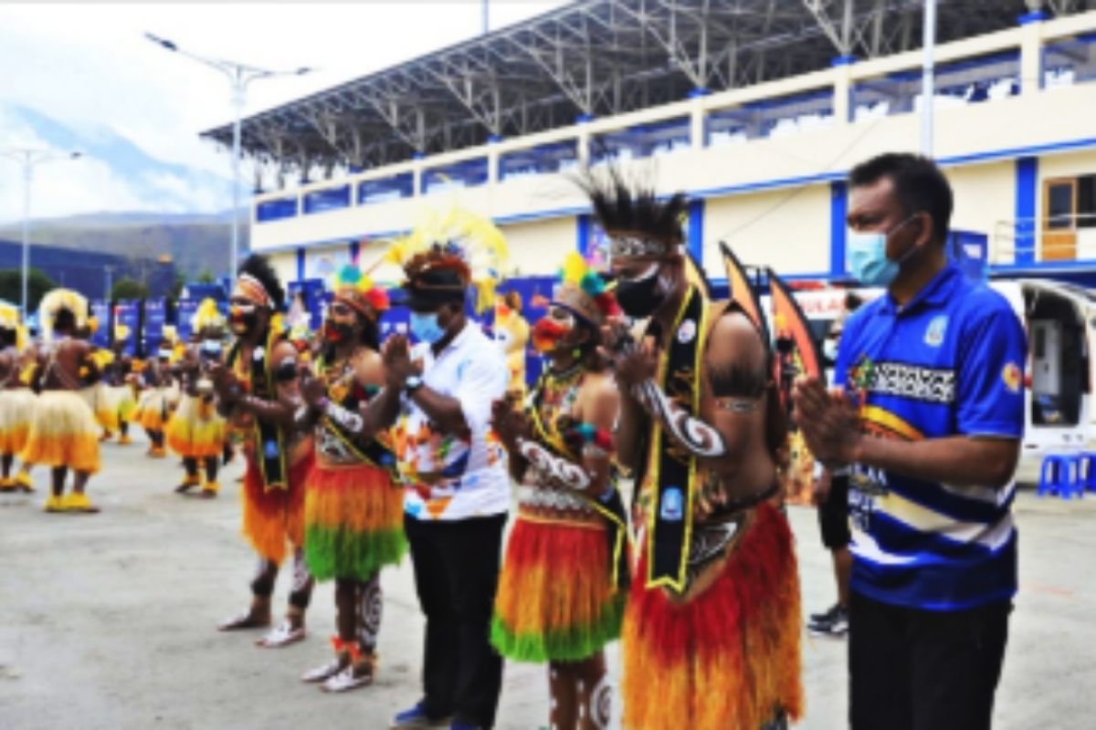 Tujuh kontingen PON mendarat di Papua, panitia melakukan penyambutan secara adat