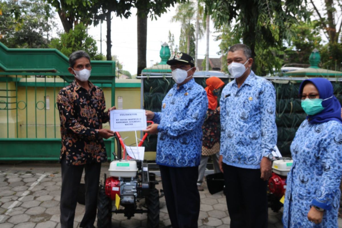 Pemkab Kulon Progo menyalurkan bantuan alsintan kepada 12 kelompok tani