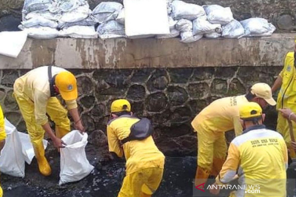 Kelurahan Pancoran "gerebek lumpur" di saluran penghubung Kalibata