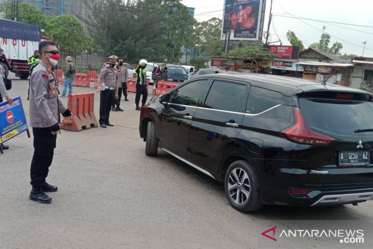 Polres Cilegon lakukan penyekatan jalur wisata Pantai Anyer Cinangka