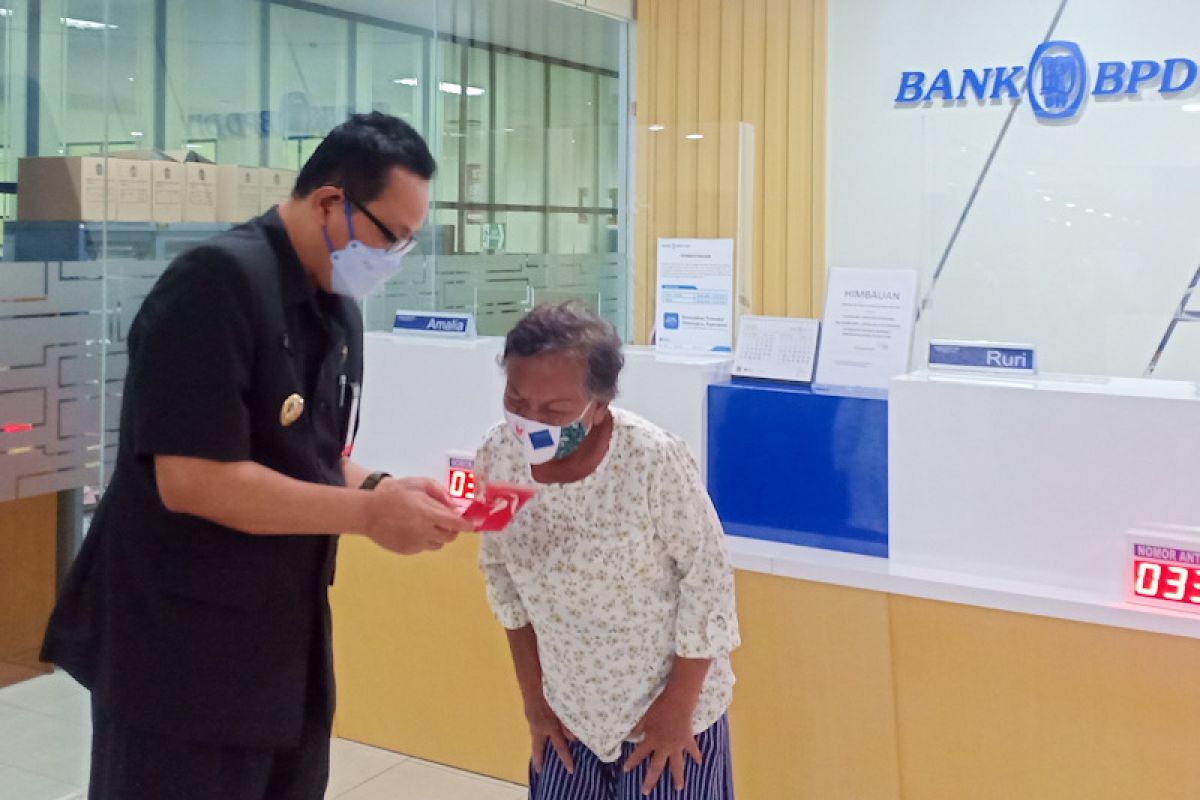 Yogyakarta menyalurkan asistensi sosial untuk lansia