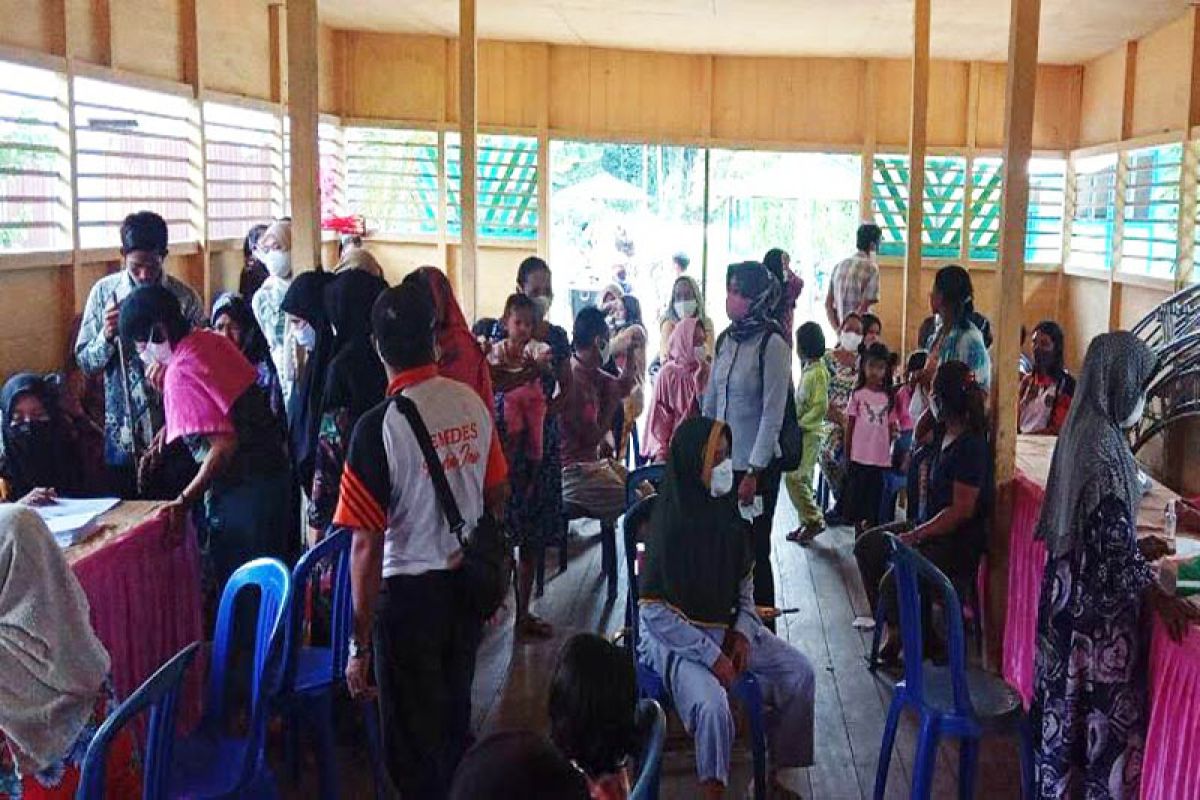 Warga Desa Inu mendapat pelayanan pemeriksaan kesehatan gratis