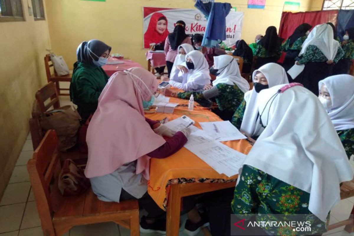 Anggota DPR gelontorkan 20 ribu vaksin untuk pelajar Tegal