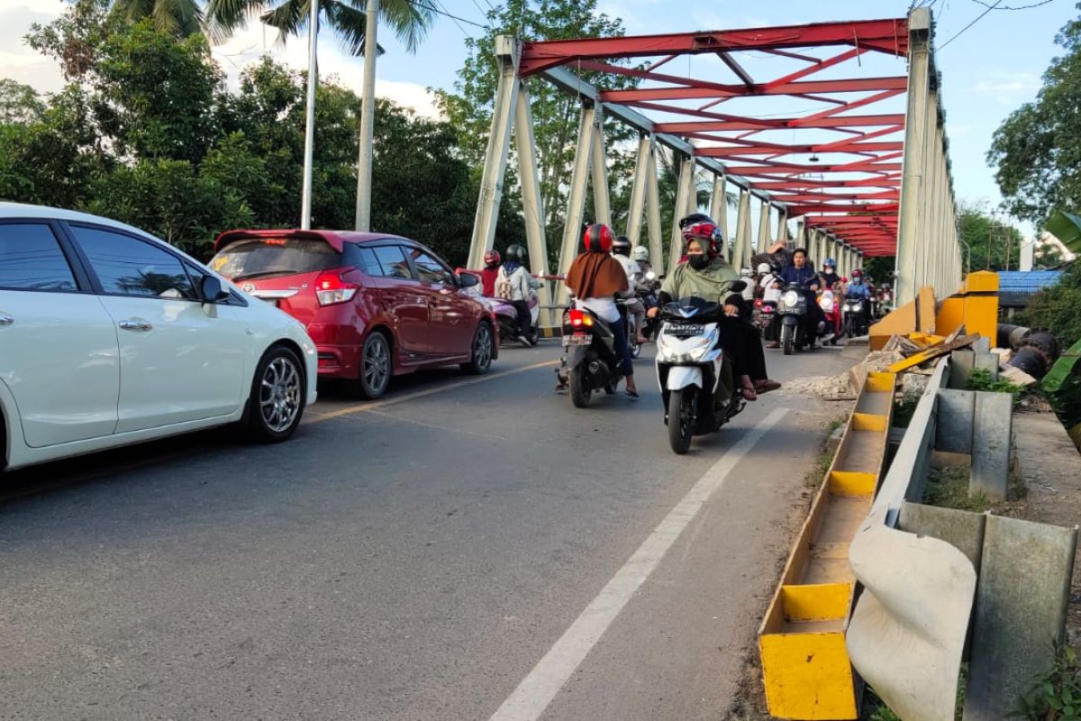 Jembatan utama Paringin diperkirakan rampung Desember