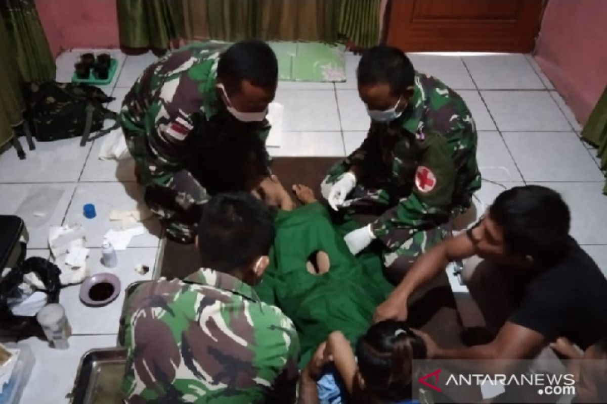 Satgas TNI Yonif 403 bantu sunat anak di perbatasan