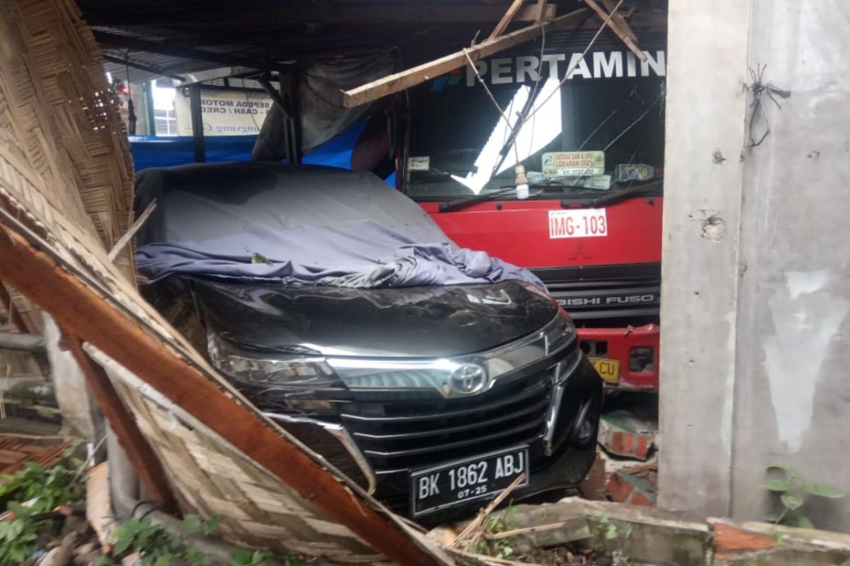 Mobil tangki suruduk rumah warga dan mobil di Kota Stabat