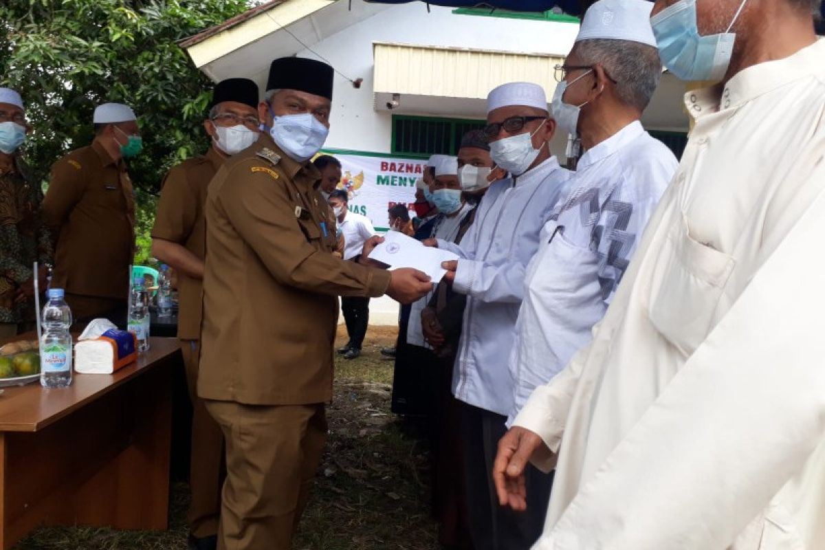 Baznas bantu guru mengaji dan malim kampung di Palas