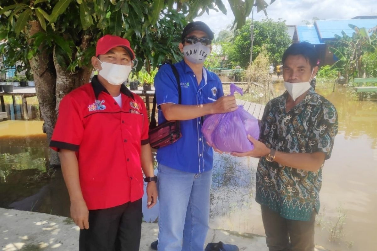 PWI Barsel bagikan sembako bantu korban banjir