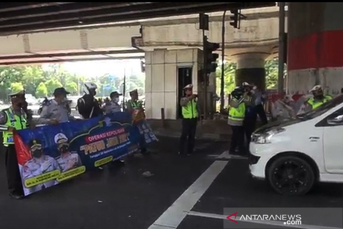 Operasi Patuh Jaya, polisi bagikan masker di Jakarta Timur