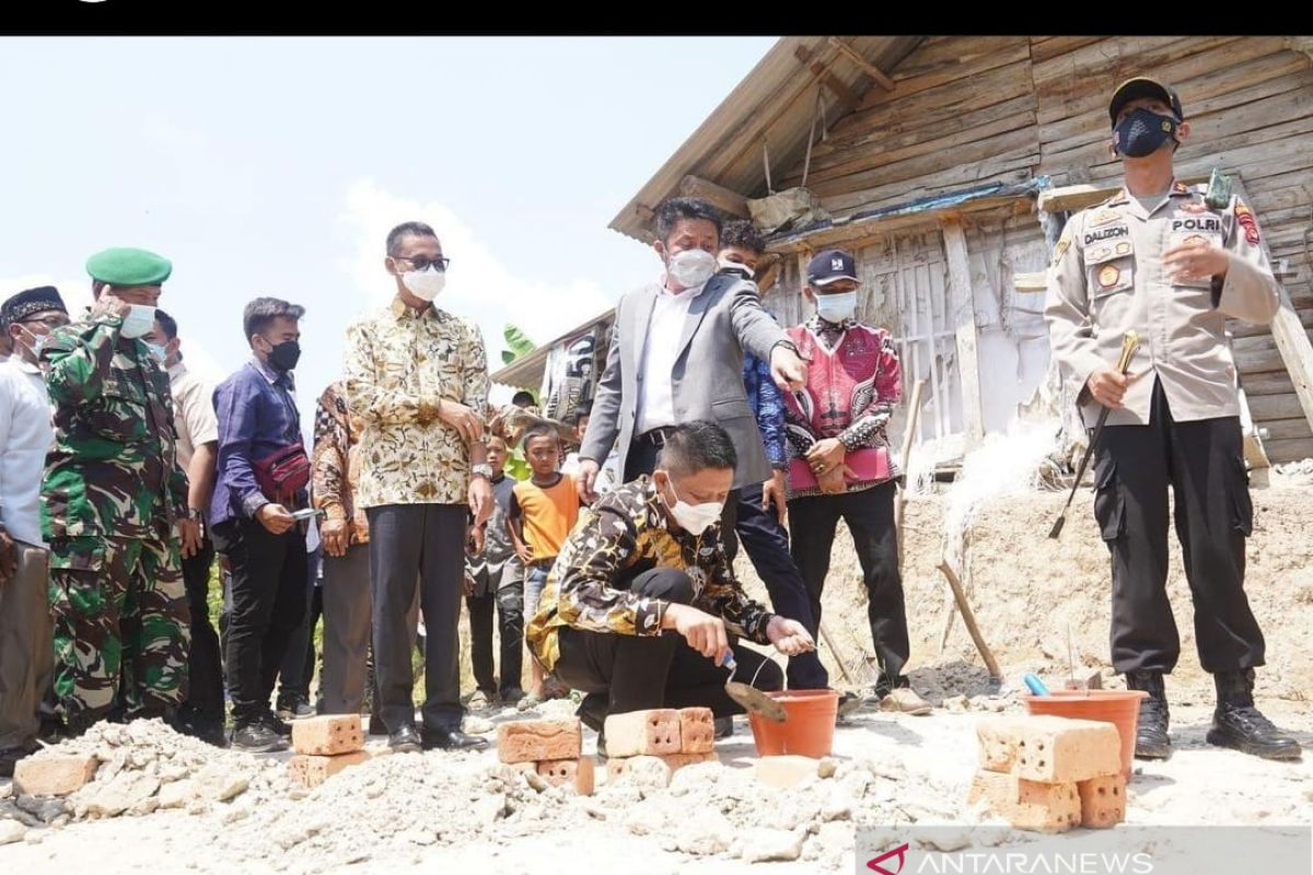 Gubernur Sumsel lakukan peletakan batu pertama  program bedah rumah