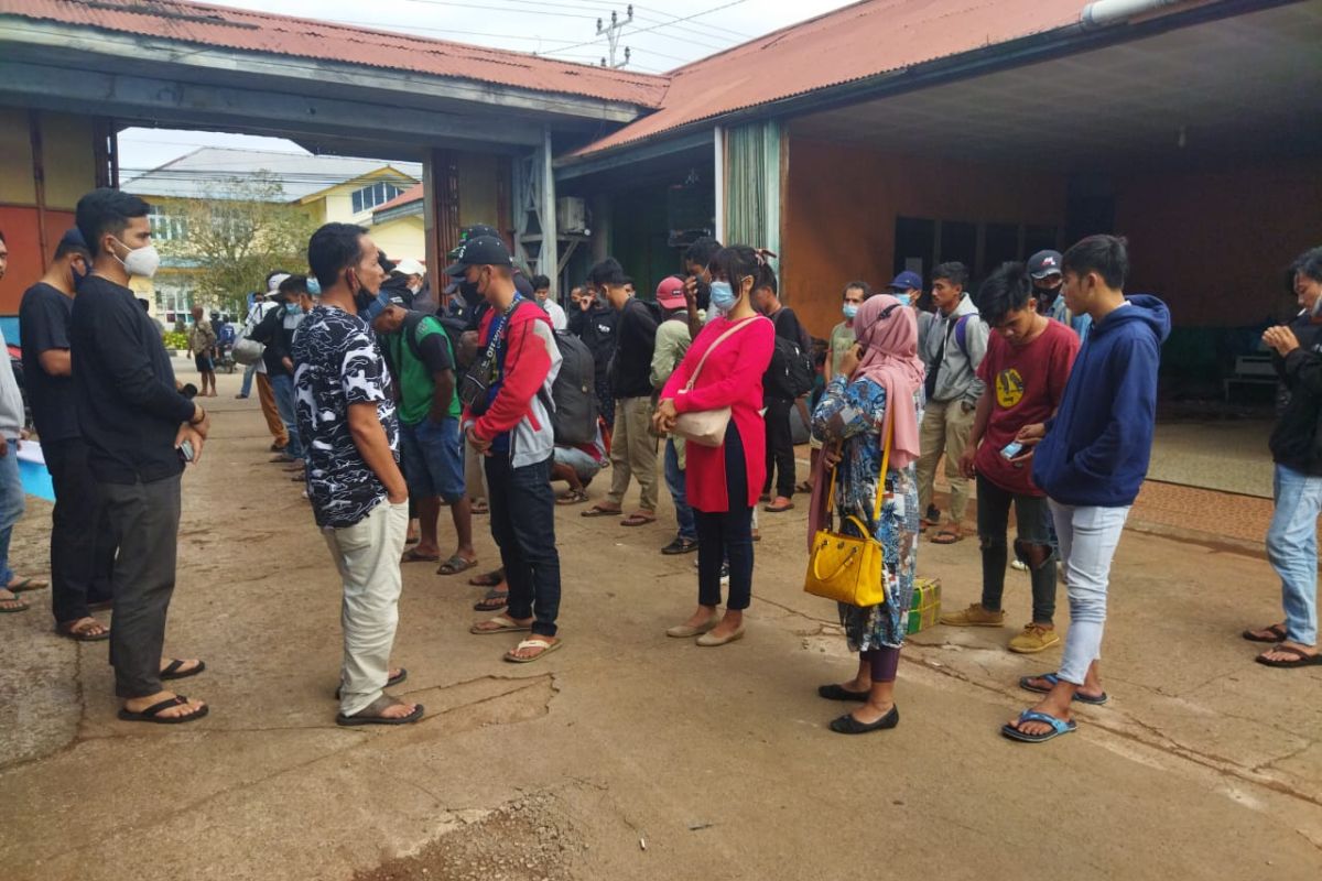 Kantor Imigrasi Putussibau pulangkan 41 TKI ilegal ke Sambas