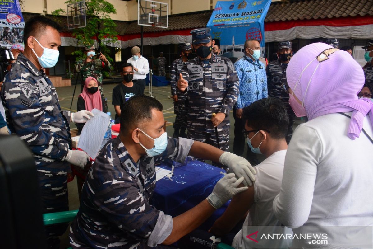 TNI AL menggencarkan vaksinasi COVID-19 di Jakarta Utara