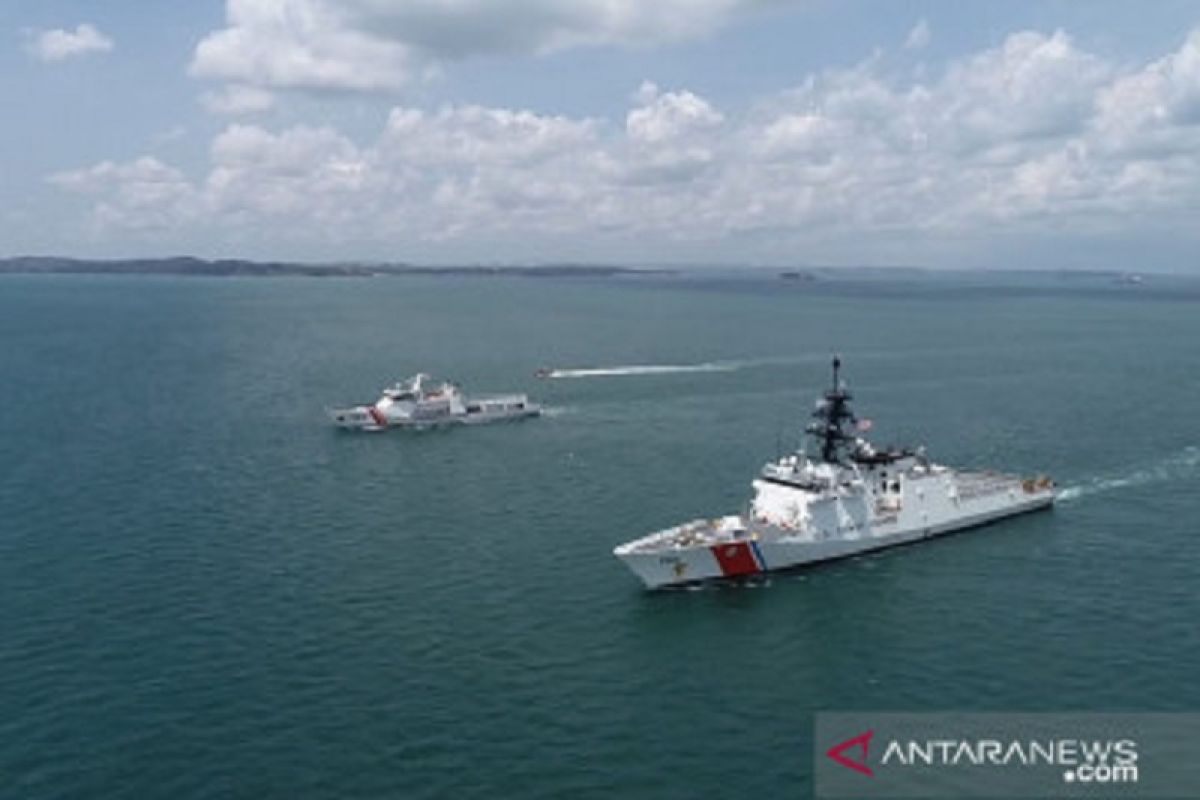 KN Pulau Dana Bakamla melaksanakan "passing exercise" bersama kapal AS