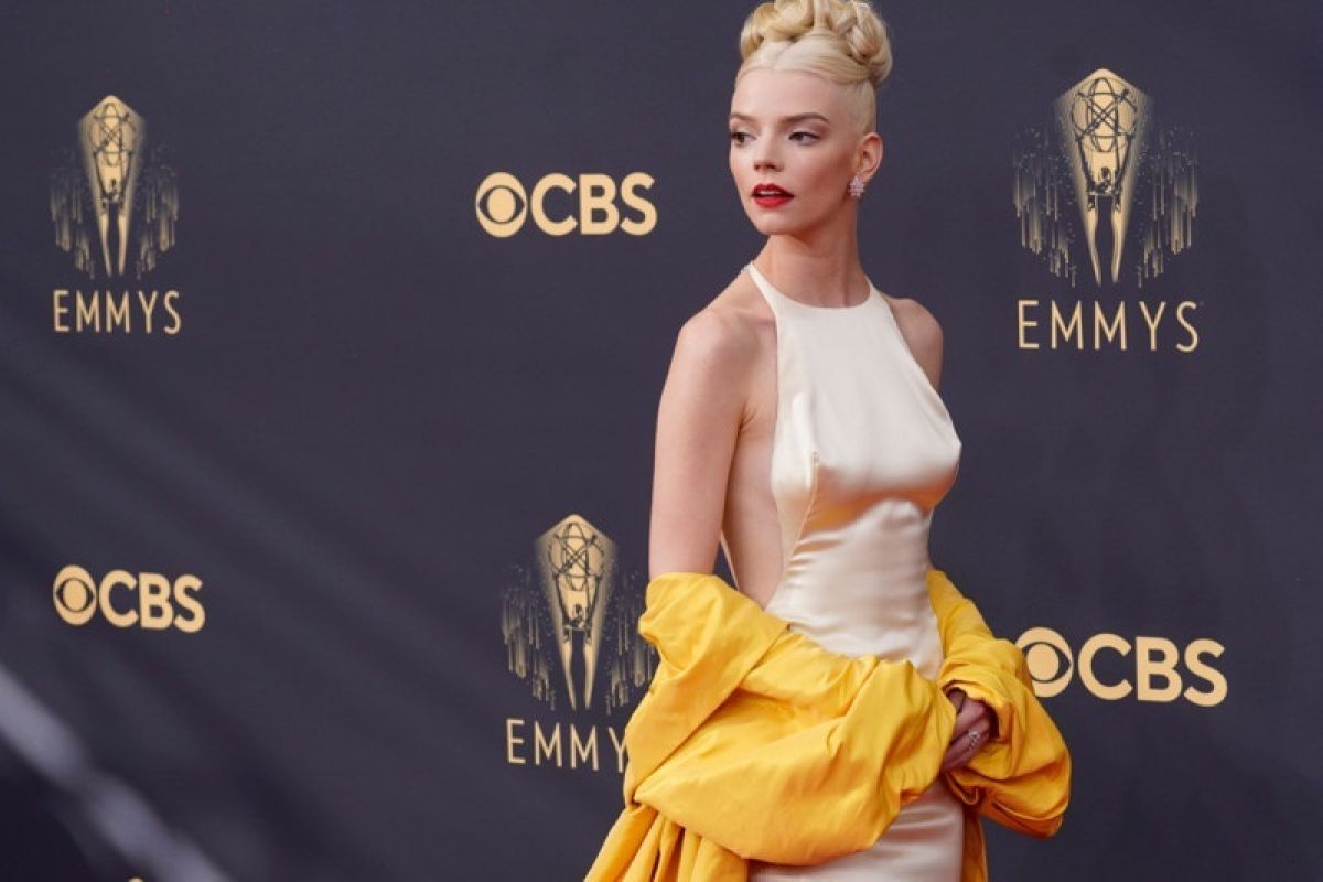 Bintang serial televisi Hollywood tampil menawan di karpet merah Emmy Awards