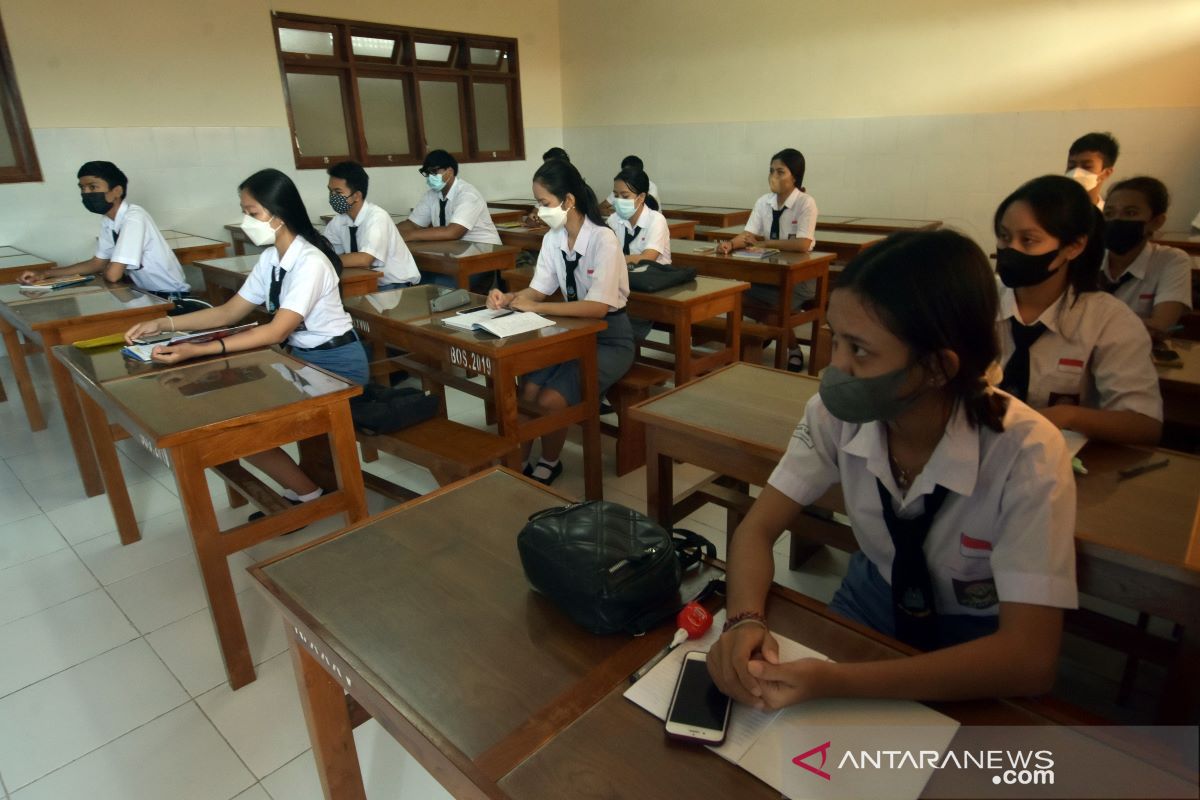 Siswa SMK PGRI 3 Denpasar ikuti pembelajaran tatap muka