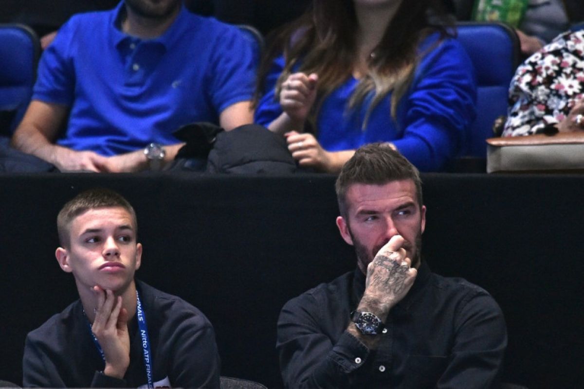 Phil Neville terkesan debut anak David Beckham
