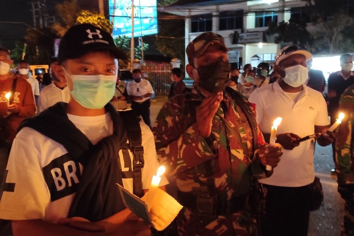 Ratusan tenaga kesehatan di Jayapura gelar bakar lilin terkait tragedi Kiwirok