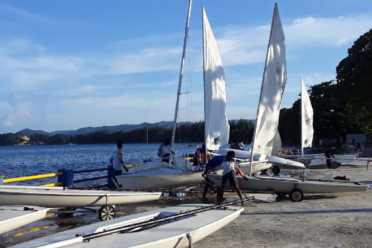 PON Papua - Atlet layar PON Maluku latihan penguasaan venue pertandingan