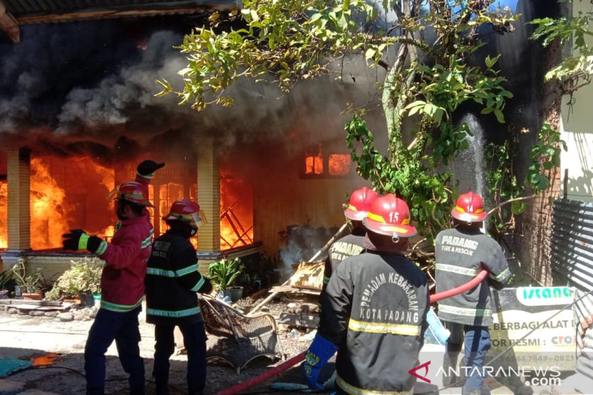 Enam unit rumah terbakar, satu orang meninggal diduga terkejut dengan kejadian itu