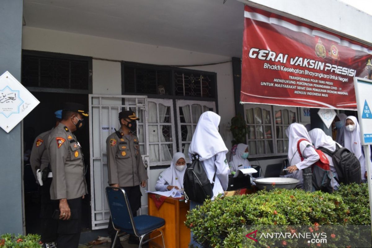 Pelajar di SMA Al-Istiqomah Pasbar divaksinasi dalam kegiatan digelar Polres setempat