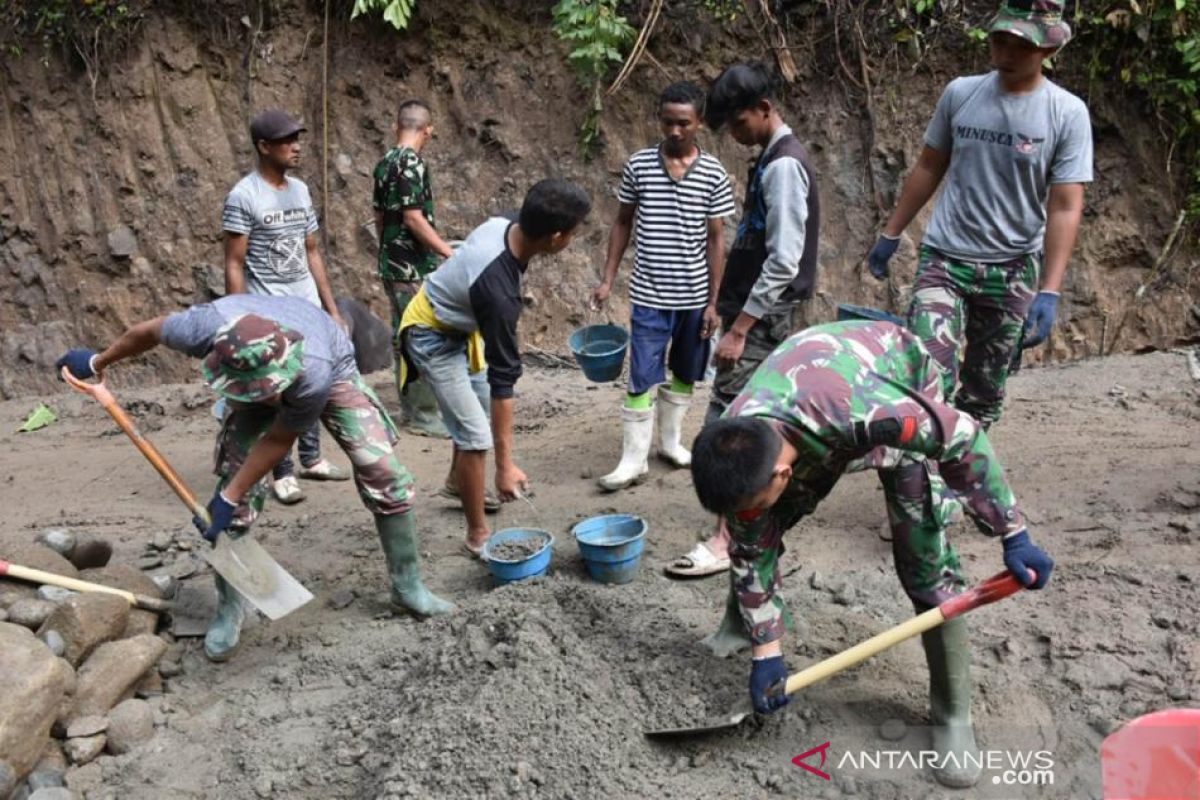 Satgas TMMD dan warga pacu bangun jalan rabat beton di Bone Bolango