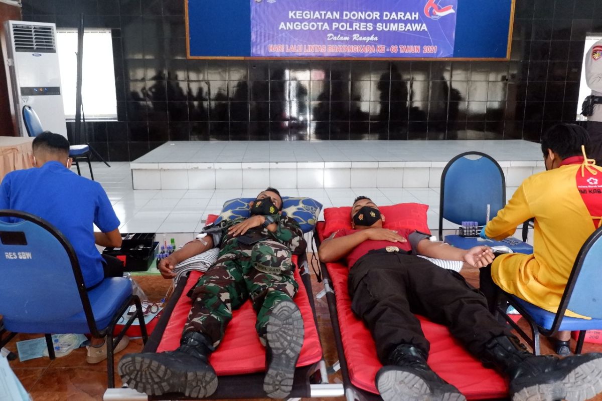 Jelang HUT Lantas ke-66, ratusan personel Polres Sumbawa laksanakan donor darah